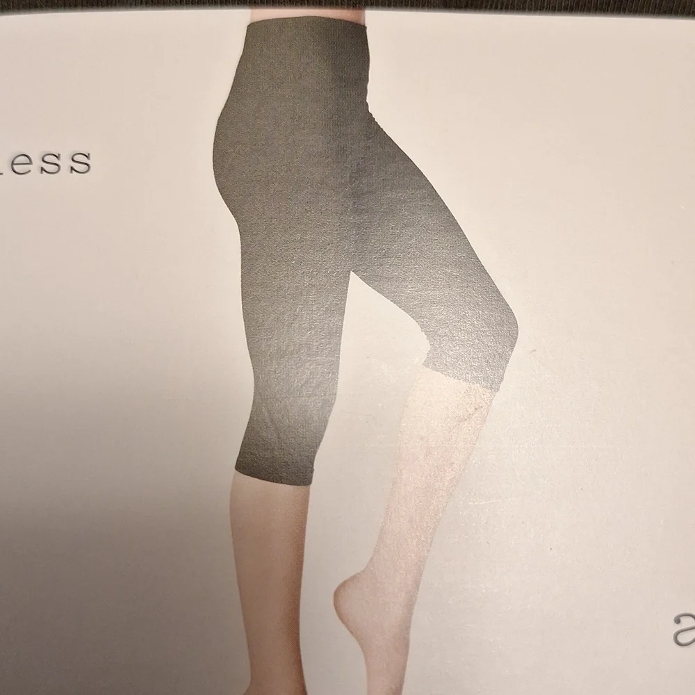 NEW!!  A NEW DAY CAPRI LEGGINGS. - Picture 5 of 5